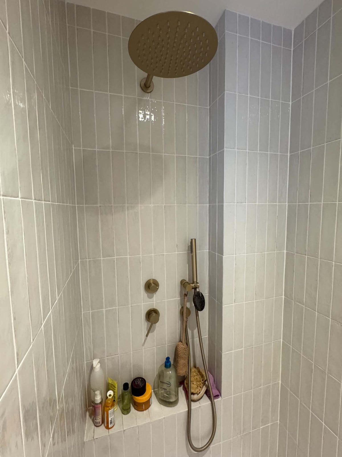 Douche encastrée Azéo or brossé avec ciel de pluie et douchette, photo client