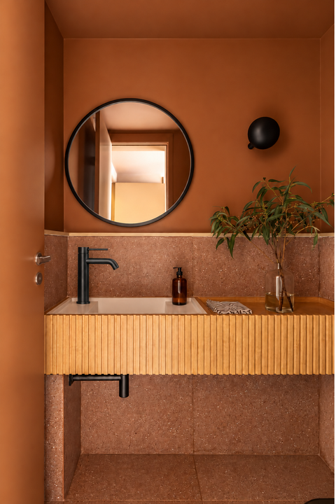 Mitigeur lavabo design bec court Mireva noir mat Azéo, en situation dans une salle de bain