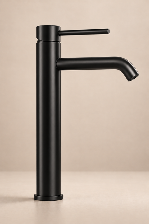 Mitigeur lavabo haut design Sorane noir mat Azéo, vue produit sur fond neutre
