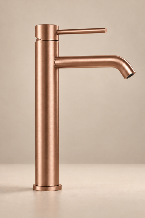 Mitigeur lavabo haut design Sorane or rose brossé Azéo, vue produit sur fond neutre