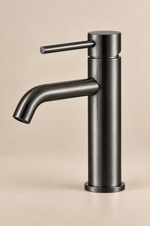 Mitigeur lavabo bas design Mireva gris anthracite Azéo, en situation dans une salle de bain