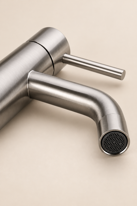 Mitigeur lavabo bas design Mireva gris brossé Azéo, vue produit sur fond neutre