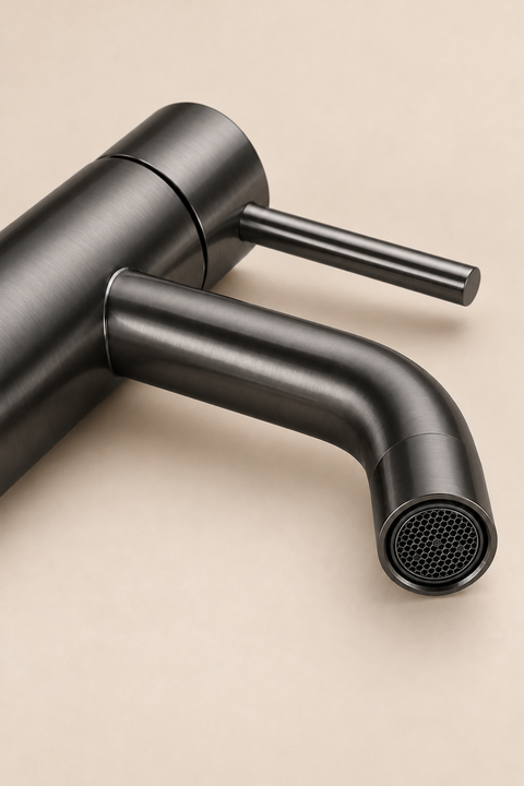 Mitigeur lavabo bas design Mireva gris anthracite Azéo, gros plan sur la finition