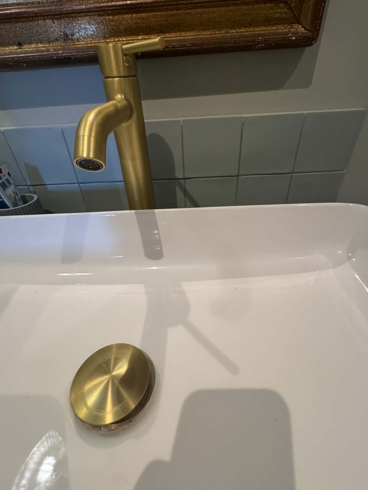 Mitigeur lavabo haut Azéo or brossé sur vasque blanche, photo client