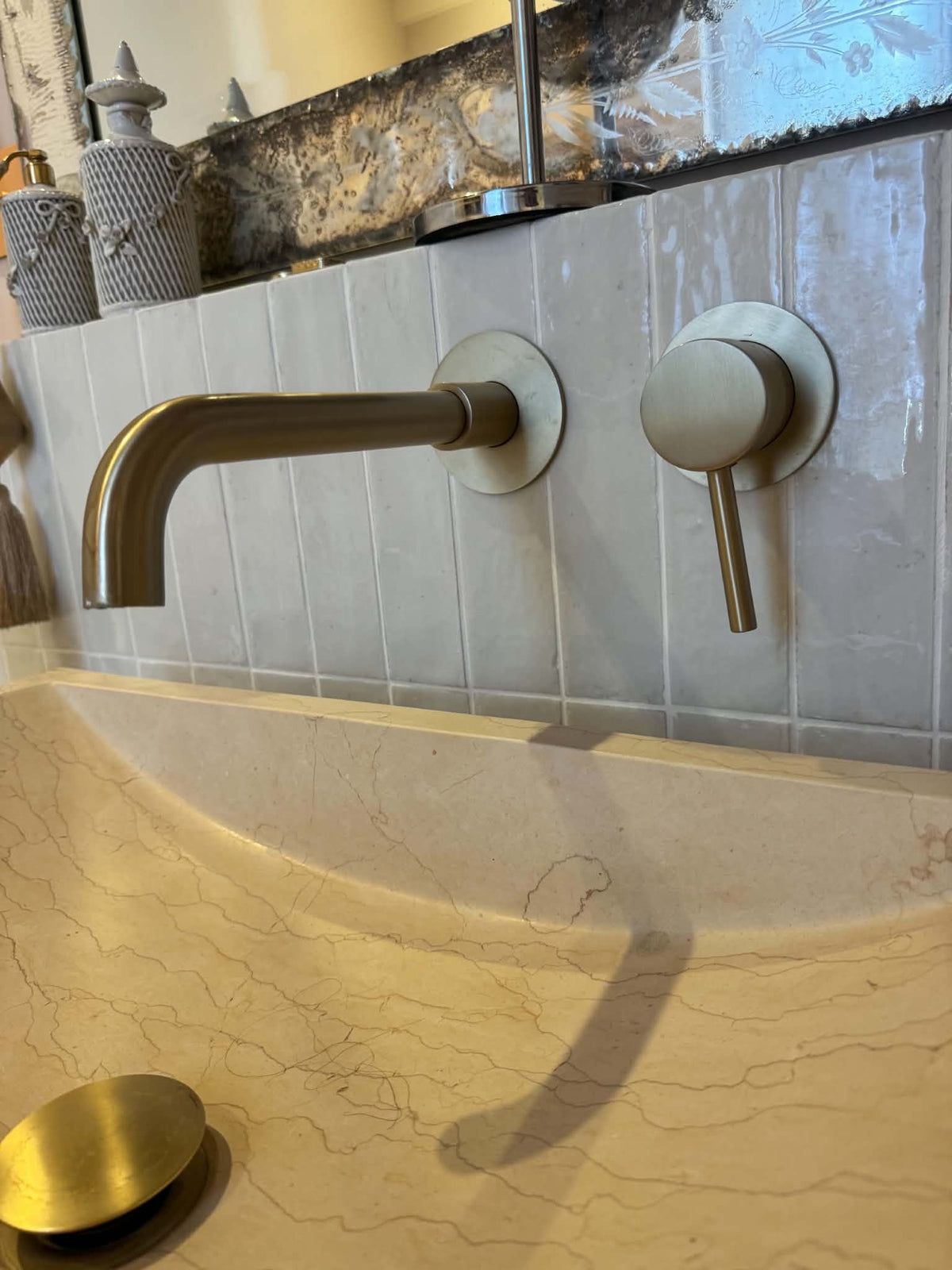 Mitigeur lavabo mural bec long Azéo or brossé, photo client