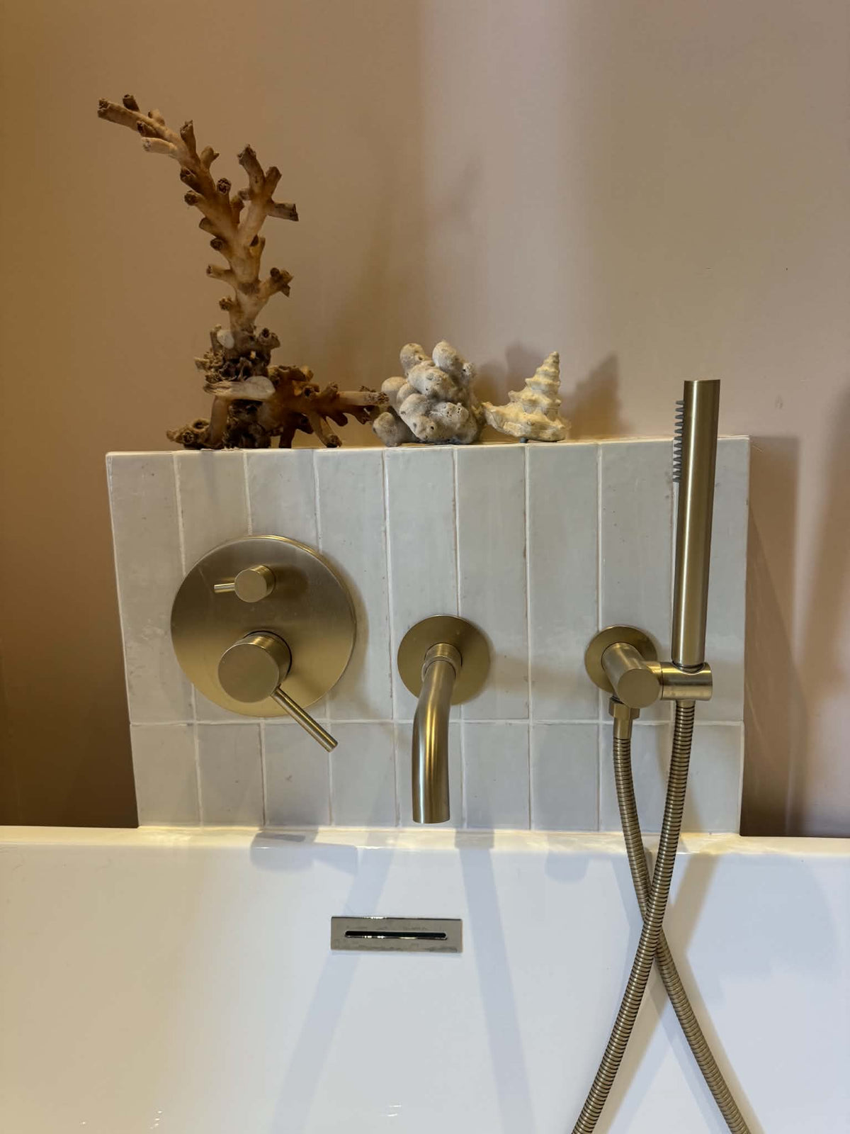 Mitigeur bain-douche encastré Azéo or brossé avec douchette, photo client