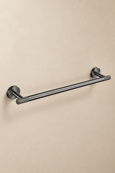 Barre porte-serviette simple Gavrel gris anthracite Azéo, vue produit sur fond beige