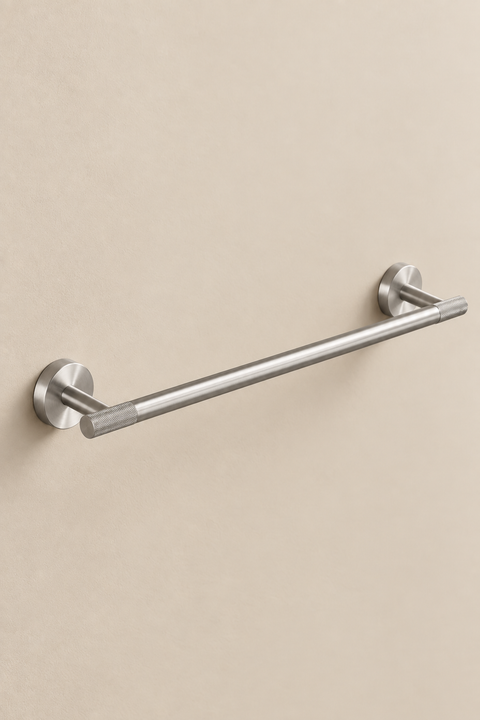 Barre porte-serviette simple Gavrel gris brossé Azéo, vue produit sur fond beige