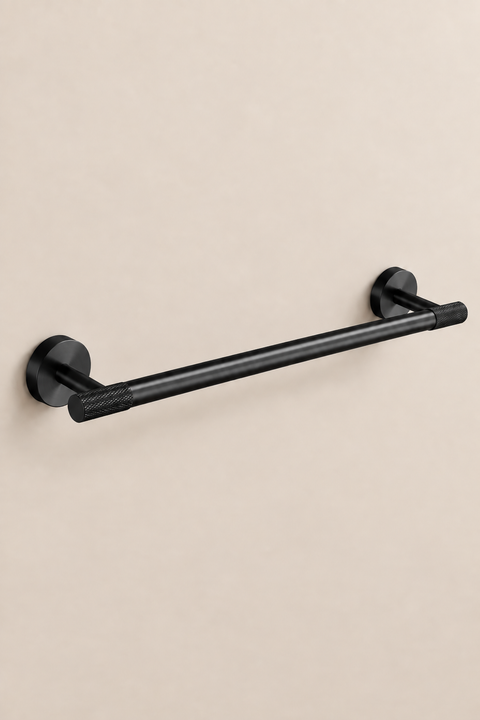Barre porte-serviette simple Gavrel noir mat Azéo, vue produit sur fond beige