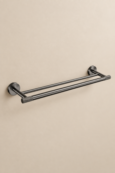 Barre porte-serviettes double Falmor gris anthracite Azéo, vue produit sur fond beige