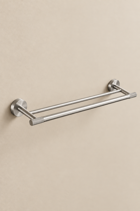 Barre porte-serviettes double Falmor gris brossé Azéo, vue produit sur fond beige