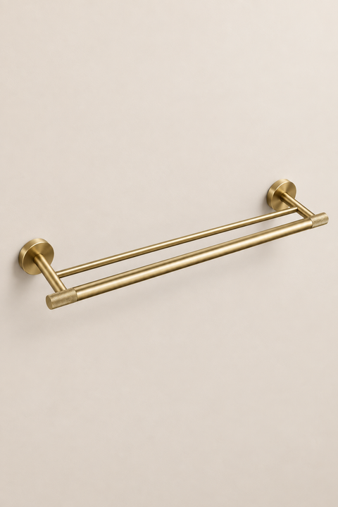 Barre porte-serviettes double Falmor or brossé Azéo, vue produit sur fond beige