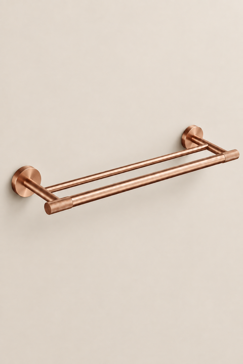 Barre porte-serviettes double Falmor or rose brossé Azéo, vue produit sur fond beige