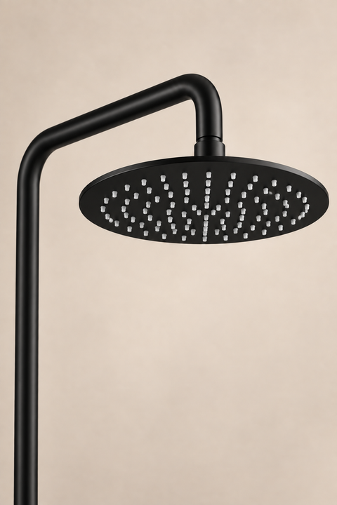 Colonne de douche apparente Alvara noire Azéo — gros plan sur la pomme de douche