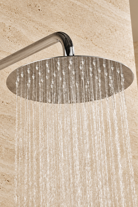 Colonne de douche encastrée cascade Kaelo chromée Azéo — gros plan sur la pomme de douche