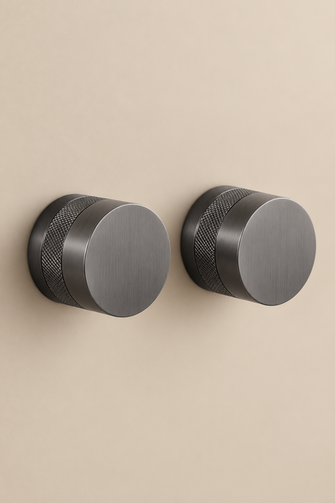 Colonne de douche encastrée thermostatique Orvane gris anthracite Azéo — boutons de commande muraux