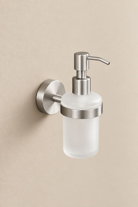 Distributeur de savon mural Solenne gris brossé Azéo, vue produit sur fond beige