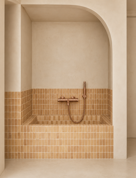 Mitigeur de bain thermostatique avec douchette Tamaris or rose brossé Azéo — en situation avec baignoire