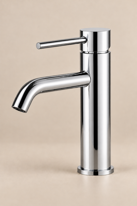 Mitigeur lavabo bas design Mireva chromé Azéo — vue de trois quarts sur fond beige, bec courbé et levier orientés vers la gauche