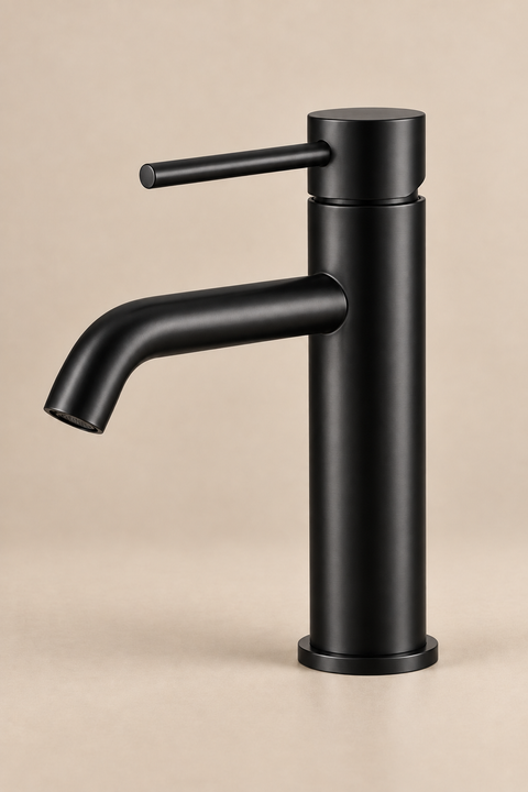 Mitigeur lavabo bas design Mireva noir mat Azéo — vue de trois quarts sur fond beige, bec courbé et levier orientés vers la gauche