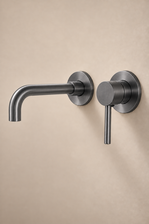 Mitigeur lavabo encastré mural Ysel gris anthracite Azéo — bec courbé et levier sur rosaces rondes, vue de trois quarts sur un mur beige