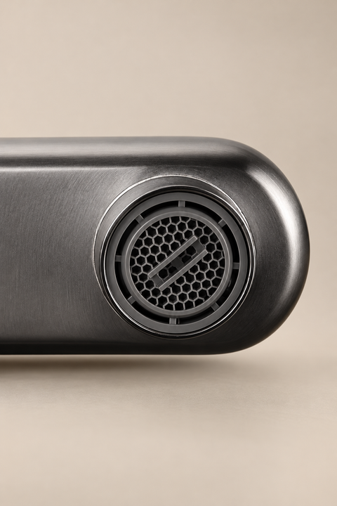 Mitigeur lavabo haut bec plat Ostenne gris anthracite Azéo — macro de la sortie du bec plat et de son aérateur