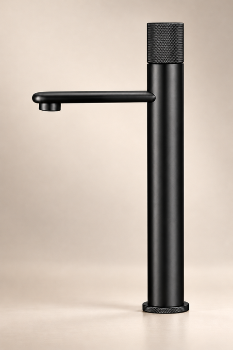 Mitigeur lavabo haut bec plat Ostenne noir mat Azéo — vue de profil, bec plat vers la gauche, molette crantée et base crantée