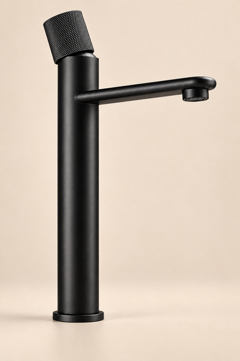 Mitigeur lavabo haut bec plat Ostenne noir mat Azéo — vue de trois quarts, molette crantée inclinée sur le dessus et bec plat vers la droite