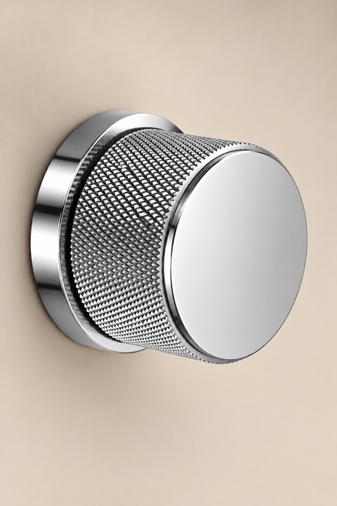 Mitigeur lavabo mural encastré double poignée Havren chromé Azéo — macro d'une poignée au moletage diamant sur sa rosace