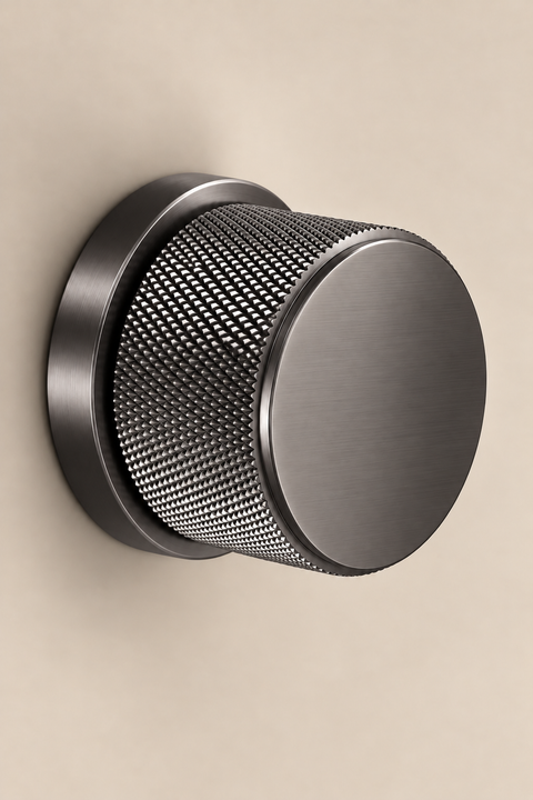 Mitigeur lavabo mural encastré double poignée Havren gris anthracite Azéo — macro d'une poignée au moletage diamant sur sa rosace