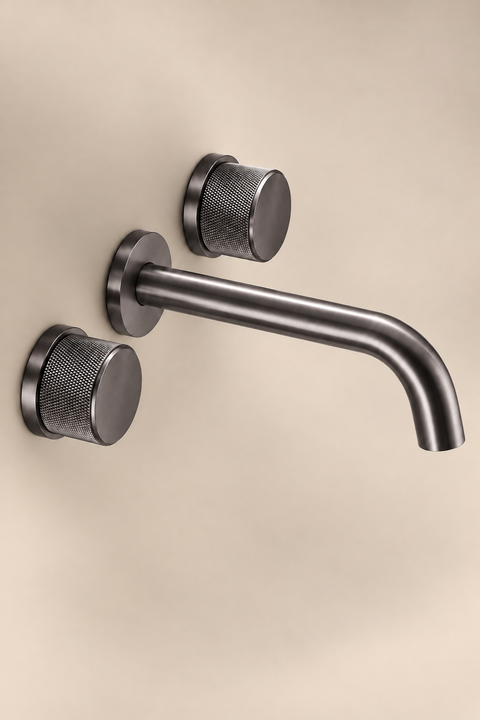Mitigeur lavabo mural encastré double poignée Havren gris anthracite Azéo — vue de trois quarts depuis la gauche, poignées moletées décalées et bec orienté vers la droite