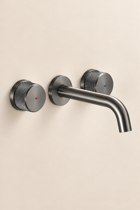 Mitigeur lavabo mural encastré double poignée Havren gris anthracite Azéo — vue de face, poignées moletées avec repères rouge et bleu de part et d'autre du bec