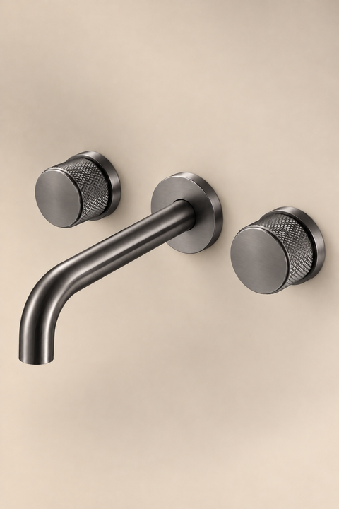 Mitigeur lavabo mural encastré double poignée Havren gris anthracite Azéo — bec et deux poignées moletées sur rosaces, vue plongeante de trois quarts sur mur beige