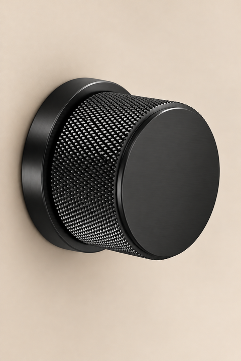 Mitigeur lavabo mural encastré double poignée Havren noir mat Azéo — macro d'une poignée au moletage diamant sur sa rosace