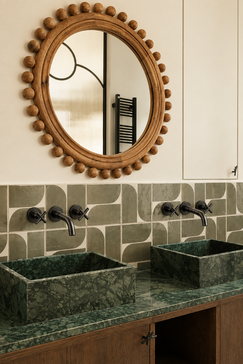Mitigeur lavabo mural encastré vintage Elmara noir mat Azéo, en situation au-dessus de deux vasques en marbre vert
