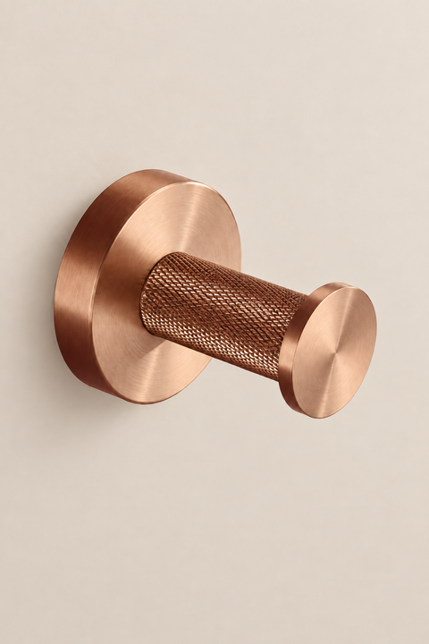 Patère simple murale Corvin or rose brossé Azéo, vue produit sur fond beige