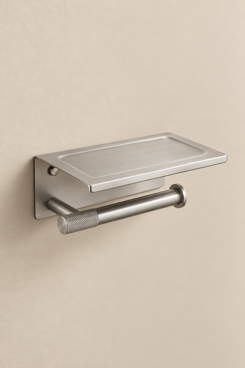 Porte-papier mural avec tablette Brivane gris brossé Azéo, vue produit sur fond beige