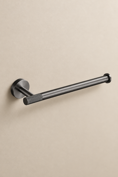 Porte-serviette mural Jorlan gris anthracite Azéo, vue produit sur fond beige