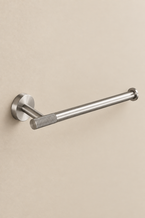 Porte-serviette mural Jorlan gris brossé Azéo, vue produit sur fond beige